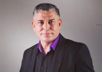 بطريقته الخاصة٠٠عبد العزيز الستاتي يبارك للتوأم هناء زواجها