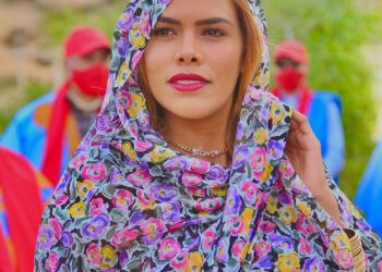 بعد زيارتها للكركرات …الفنانة الصحراوية زمرد تصدر “نجمك ساطع يابلادي “