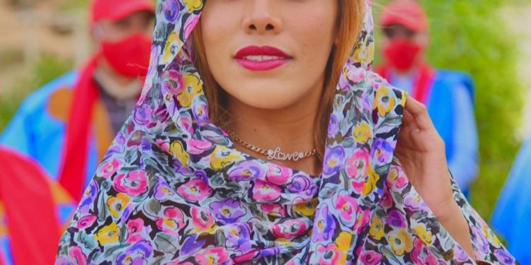 بعد زيارتها للكركرات …الفنانة الصحراوية زمرد تصدر “نجمك ساطع يابلادي “