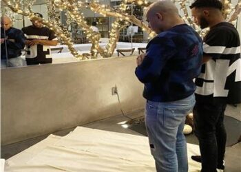 محمد رمضان يصلي وسط شوارع امريكا ويقول الثقة في الله نجاح