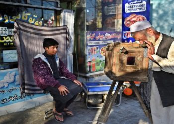 آلات التصوير الخشبية “علب سحرية” في طريقها للزوال