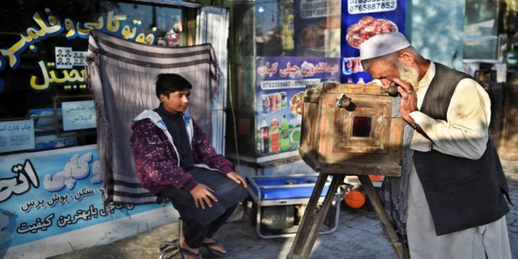 آلات التصوير الخشبية “علب سحرية” في طريقها للزوال