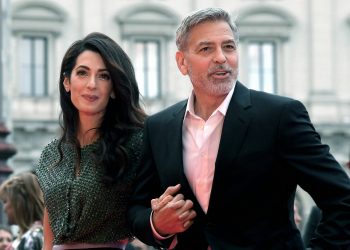 جورج كلوني يطلب من وسائل الإعلام عدم نشر صور توأميه