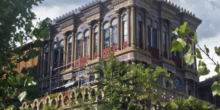 إعادة إحياء التحفة المعمارية المغاربية فيلا كازامور بفرنسا