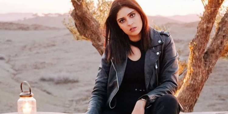 مؤثرة مغربية تكرم روح والدتها المتوفية٠٠بهذه الأغنية (فيديو)