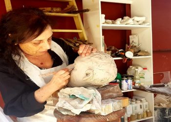 “افتح لي جناحك”.   معرض للنحاتة عطاف بنجلون