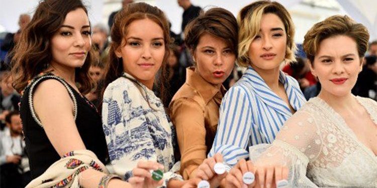 الفيلم الجزائري “بابيشا” الممنوع في بلاده يتوج بوجدة