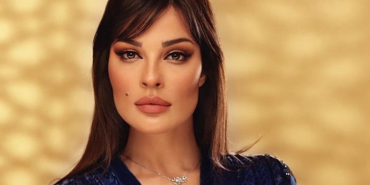 بعفويتها المعتادة فنانة عربية تكشف سر جمالها: “البوتوكس والفيلر هم سر جمالي وليس النوم البكر” (فيديو)