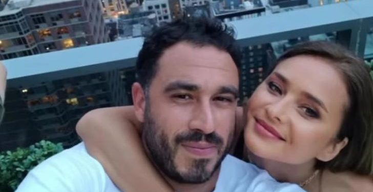 زوج ممثلة عربية يمنع جمهورها من التقاط صور رفقة زوجته بطريقة غير لائقة..والأخيرة توضح