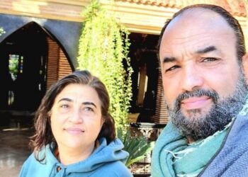 بكلمات رومانسية٠٠رشيد الوالي يتغزل بزوجته: “التعب أنساه وأنا معك” (صورة)