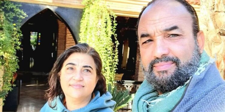 بكلمات رومانسية٠٠رشيد الوالي يتغزل بزوجته: “التعب أنساه وأنا معك” (صورة)