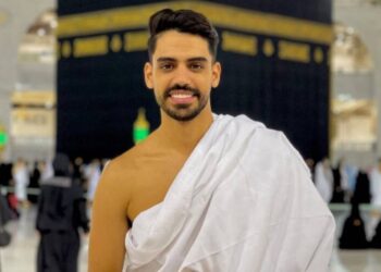 بالصورة٠٠عمر بلمير يؤدي مناسك العمرة لأول مرة