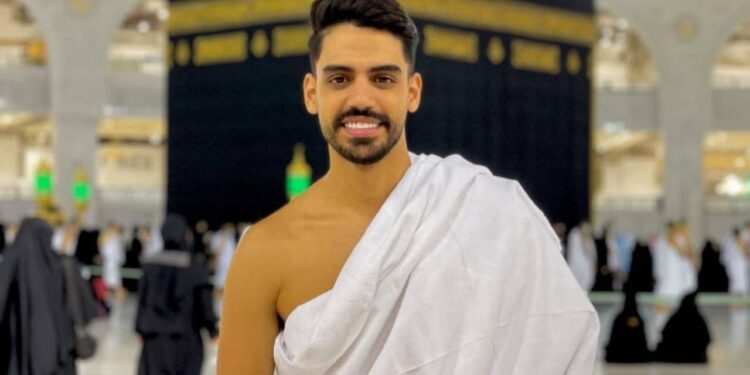 بالصورة٠٠عمر بلمير يؤدي مناسك العمرة لأول مرة