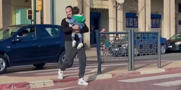 أخيرا٠٠عبد الله أبو جاد يلتقي بابنه قصي ويوثق اللحظة بهذه الطريقة “اليوم بكيت بالفرحة”