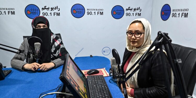 صوت النساء يصدح عبر أثير إذاعة بيغوم في كابول