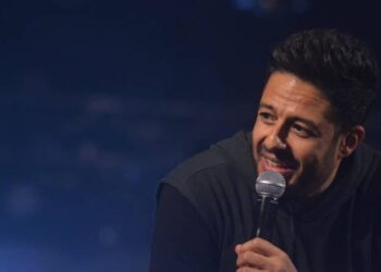محمد حماقي يتعرض لموقف محرج على خشبة المسرح٠٠ضربة في الرأس وهكذا كانت ردة فعله (فيديو)