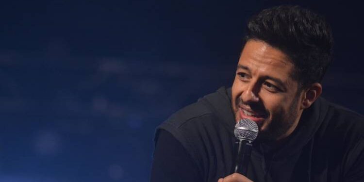 محمد حماقي يتعرض لموقف محرج على خشبة المسرح٠٠ضربة في الرأس وهكذا كانت ردة فعله (فيديو)