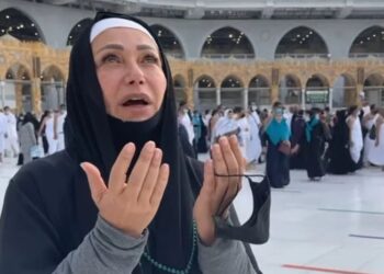 ليلى علوي تناجي الله امام الكعبة بالدعاء والدموع