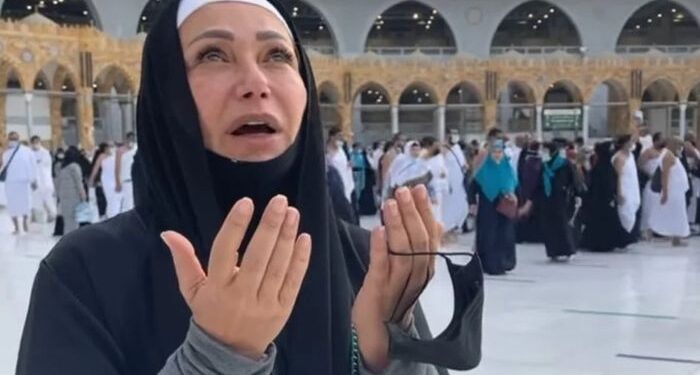 ليلى علوي تناجي الله امام الكعبة بالدعاء والدموع
