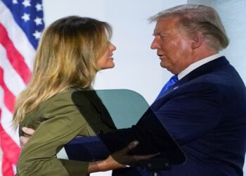 ميلانيا ترامب تبيع اغراضها في مزاد علني