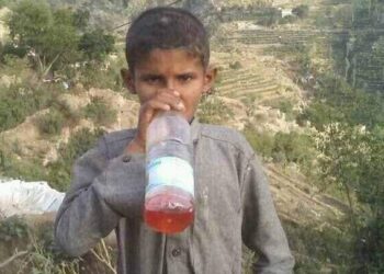 الطفل الاعجوبة..يعيش باستنشاق البنزين ويغمى عليه فور توقفه