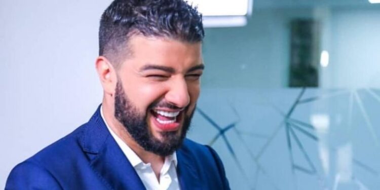 بعد طلاقه٠٠حمزة الفيلالي يعقد قرانه من جديد على ربان طائرة ويوجه لها هذه الرسالة