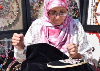 خديجة بوكرين..عصامية تطوع العقيق إبداعا فطريا