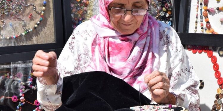 خديجة بوكرين..عصامية تطوع العقيق إبداعا فطريا