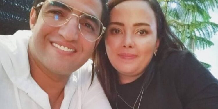 بهذه الطريقة الرومانسية٠٠احتفل هشام الوالي بعيد زواجه رفقة لمياء (صور)