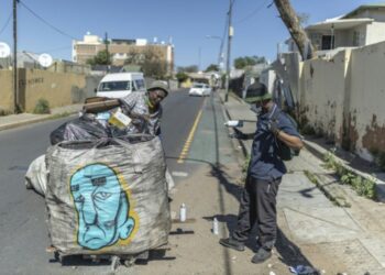 مأساة جامعي النفايات في جنوب إفريقيا تتحول إلى فن