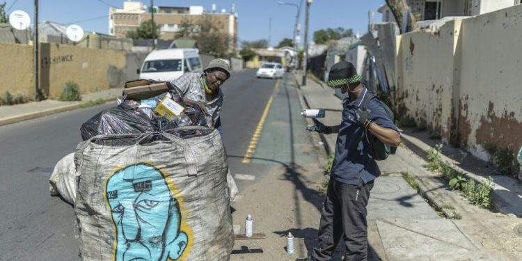مأساة جامعي النفايات في جنوب إفريقيا تتحول إلى فن