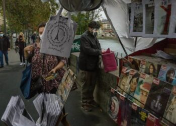 بائعو الكتب على أرصفة نهر السين يقاومون الجائحة
