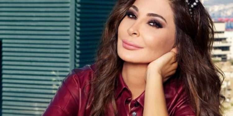 بعد إحراجها لأحد معجبيها على خشبة المسرح٠٠إليسا ترد بلغة قاسية على منتقذيها (فيديو)