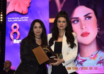 بهذه البدلة البيضاء٠٠سلمى رشيد تتألق في حفل جائزة “لالة فنانة” (صور)