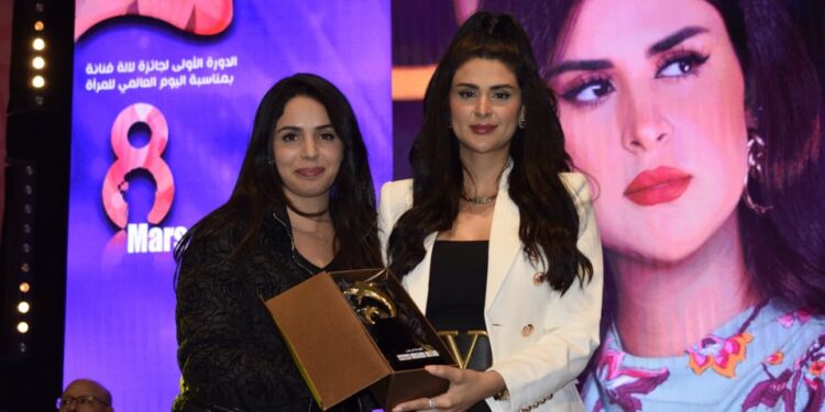 بهذه البدلة البيضاء٠٠سلمى رشيد تتألق في حفل جائزة “لالة فنانة” (صور)