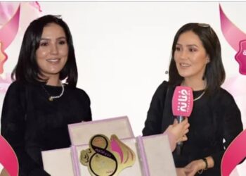 هند بنجبارة متأثرة خلال تكريمها في حفل جائزة لالة فنانة..وهذه رسالتها للنساء المغربيات
