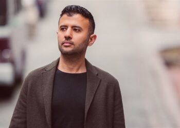 فنان عربي يفشل في التعرف على قبر والدته:”كنت أتمنى زيارتها لكن النصيب٠٠”