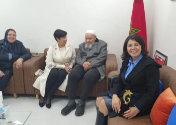 بالصور٠٠عبد الهادي بلخياط يسلم منى فتو جائزة “لالة فنانة”