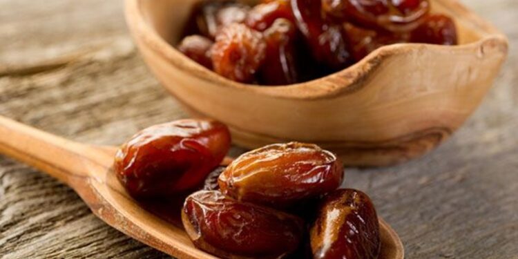 أكل التمر على الريق٠٠صحي أو مضر ؟