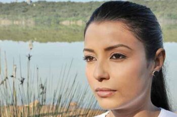 بكلمات مؤثرة ..ممثلة مغربية تحن إلى والدتها المتوفية في يوم عيد الأم