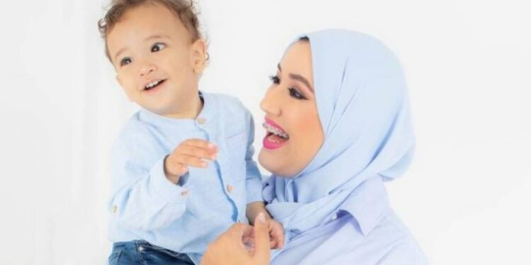 سارة أبو جاد تشارك رفقة متابعيها فرحتها بابنها قصي٠٠تفاصيل