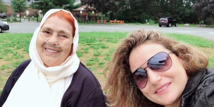 بعبارات حزينة٠٠الممثلة نجاة الوافي تحن إلى والدتها المتوفية