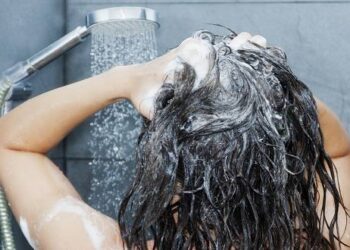 كم مرة يجب أن أغسل شعري بدون الضرر به ؟