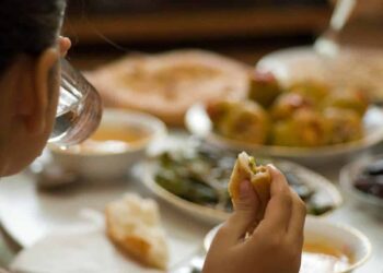لماذا تشعر بالنوم مباشرة بعد الإفطار في رمضان ؟