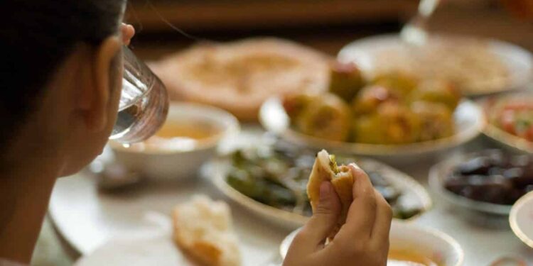 لماذا تشعر بالنوم مباشرة بعد الإفطار في رمضان ؟