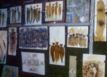 فنان سوداني يستخرج ألوان لوحاته من القهوة والشاي والكركديه