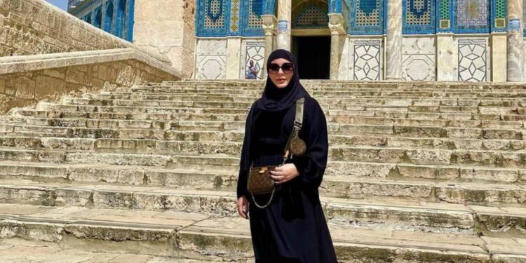 من المسجد الأقصى٠٠فاطمة الزهراء العروسي ترتدي الحجاب وتفاجئ متابعيها