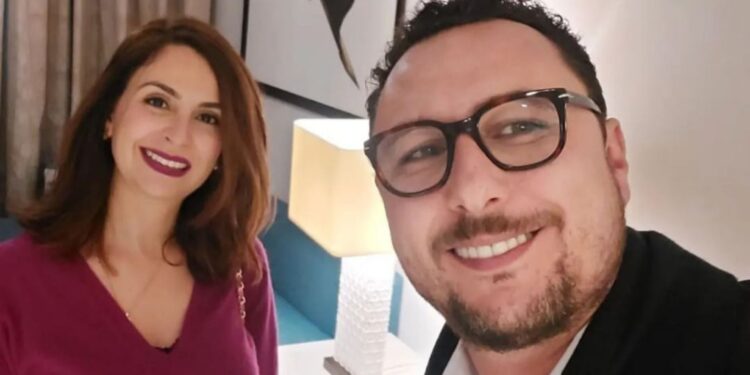 بهذه المناسبة٠٠صامد غيلان يوجه رسالة رومانسية إلى زوجته كوثر (صورة)