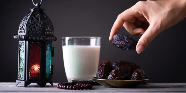 التمر والحليب للصائم عند بداية الإفطار٠٠أسرار لأول مرة ستعرفها