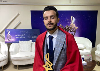 تتويج المنشد المغربي زكريا الزيرك بلقب منشد الشارقة